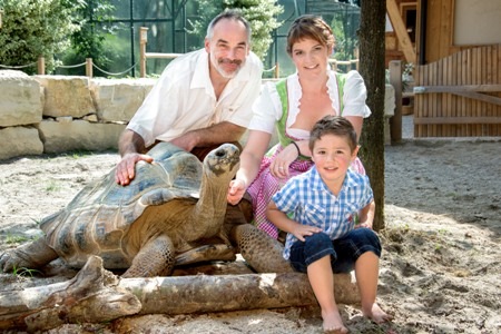 Rudi, Jakob und Marion mit einer Riesenschildkröte