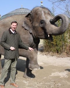 Dr. Andreas Knieriem mit Elefant Temi