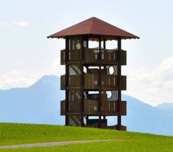 Aussichtsturm am Wanderweg