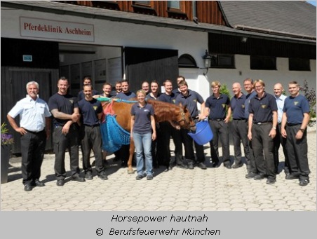 Feuerwehrleute beim Gruppenführer-Kurs in der Pferdeklinik Aschheim 