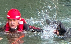 Jagdinstinkt brachte Vierbeiner in üble Lage - Feuerwehrmann rettet Hund