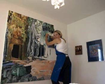 Miriam Mettbach bei der Arbeit am Wandbild