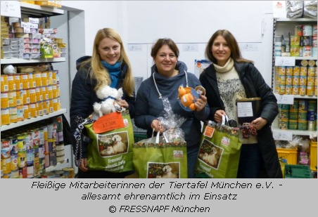 Mitarbeiterinnen  der Tiertafel München freuen sich über Spenden