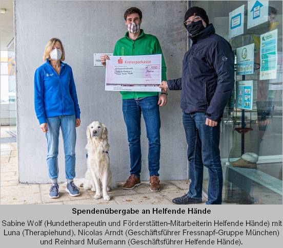 Spendenübergabe  von  Nicolas Arndt (Geschäftsführer Fressnapf-Gruppe München) an die Organisation Helfende Hände