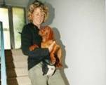 Frau mit Hund im Treppenhaus