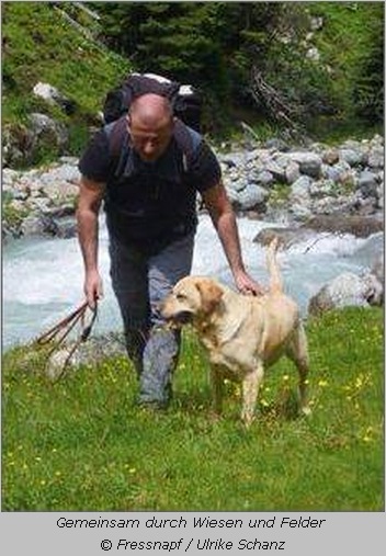 Mann und Hund am Fluss