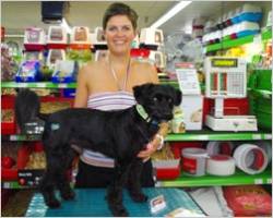 Eva Sinko vom Hundesalon Jacky mit ihrem frischgeschorenen Hund