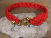 Ein rotes geflochtenes Halsband aus der Flechtwerkstatt 