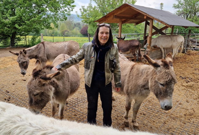 Esel-Fachfrau Anita Müller aus der Schweiz mit zwei Eseln