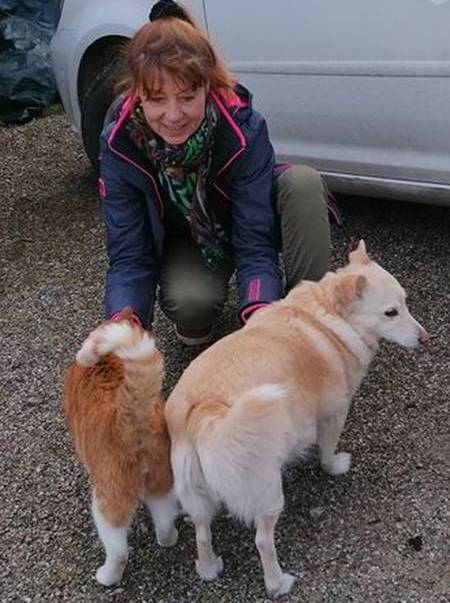 Heidi Herrmann mit dickem Hund und dicker Katze  