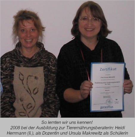 Heidi Herrmann und Ursula Makrewitz bei der Übergabe des Zertifikats nach beendeter Ausbildung zur Tierernährungsberaterin