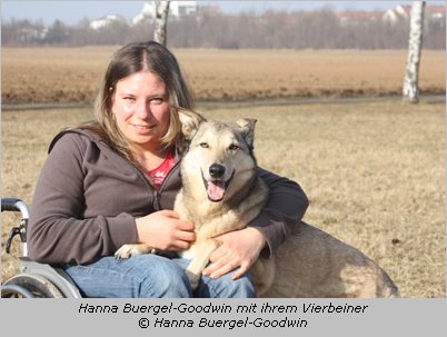 Rollstuhlfahrerin Hanna Buergel-Goodwin mit ihrem Hund