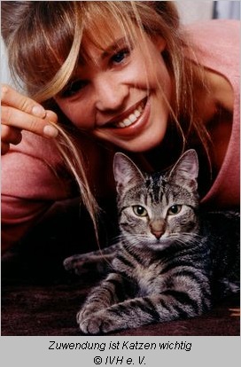 Frau knuddelt mit Katze  