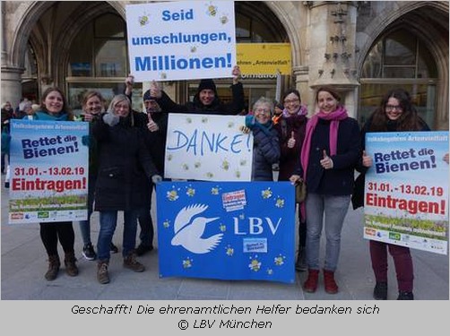 Volksbegehren Artenvielfalt  - ehrenamtliche Helfer bedanken sich mit Schildern vor dem Münchner Rathaus