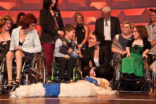 Dunja Hayali auf der Bühne mit Kindern im Rollstuhl