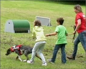 2 Kinder mit einem spurenlesendem Hund