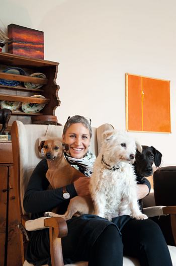 Katerina Jakob mit ihren 3 Hunden