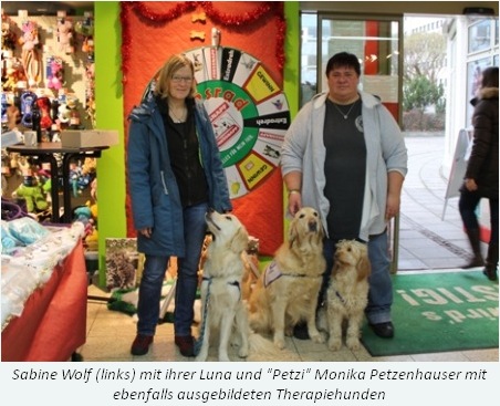 Sabine Wolf und Monika Petzenhauser mit 3 Therapiehunden