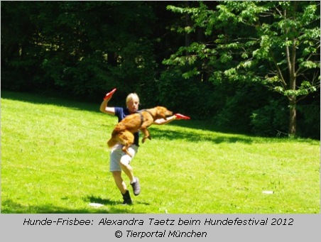 Alexandra Taetz bei einer Hunde-Frisbee-Vorführung