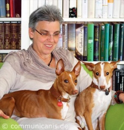 Gabriele Sauerland mit zwei Hunden