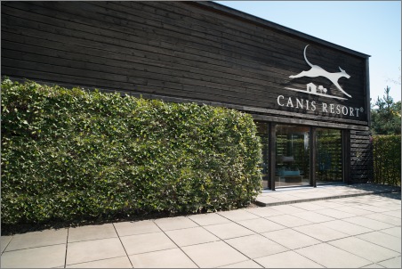 Canis Resort Gebäude in der Frontansicht
