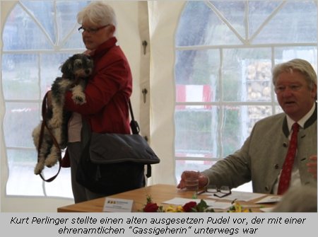 Kurt Perlinger und eine Frau mit einem Tierheimhund 