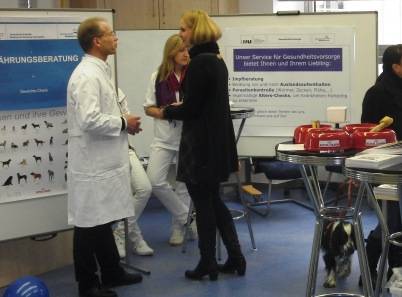Prof. Hirschberger mit Besuchern am Stand Gesundheitsvorsorge