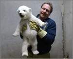 Eisbärmädchen mit Tierpfleger Helmut Kern 