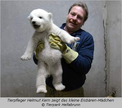 Eisbbär-Mädchen und Tierpfleger Helmut Kern
