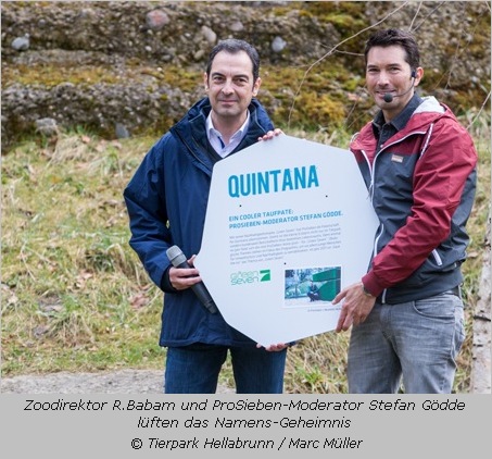 Zoodirektor Rasem Baban und Taufpate und ProSieben-Moderator Stefan Gödde präsentieren das Schild mit dem Namen Quintana