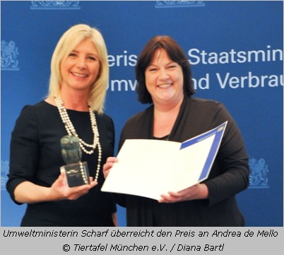 Umweltministerin Ulrike Scharf überreicht den Bayerischen Tierschutzpreis 2015 an Andrea de Mello, Vorsitzende der Tiertafel München e.V.