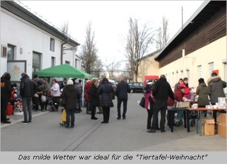 Menschen vor der Ausgabestelle der Tiertafel München