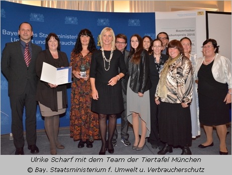 Umweltministerin Scharf  bei der Preisverleihung mit dem Team der Tiertafel München  