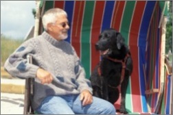 Mann mit Hund im Strandkorb