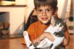 Kleiner Junge hält eine Katze