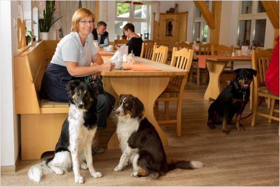 Hunde im Restaurant im Landhotel Waldeck  