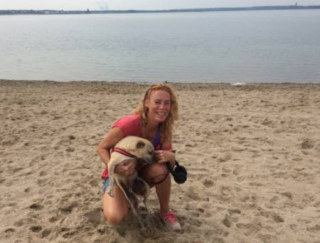 Anja Herrmann mit Hund am Strand