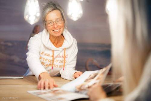 Natalie Leneweit von urlaubshund bei einer Urlaubsberatung