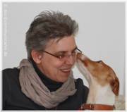 Gabriele Sauerland von communicanis mit ihrem Hund