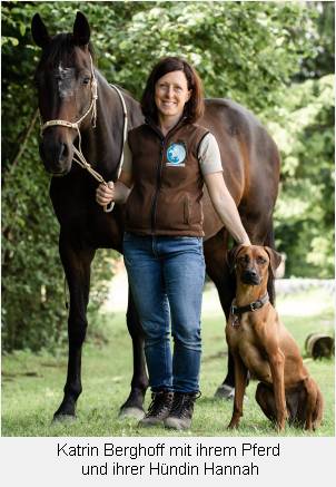 Katrin Berghoff mit ihrem Pferd und ihrer Hündin Hannah