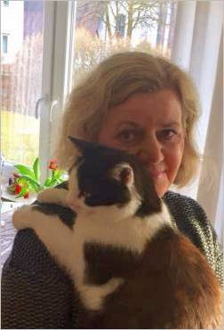 Rosemarie Gayer mit Katze