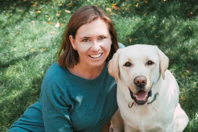 Tierphysiotherapeutin Claudia Keck mit ihrem Hund 