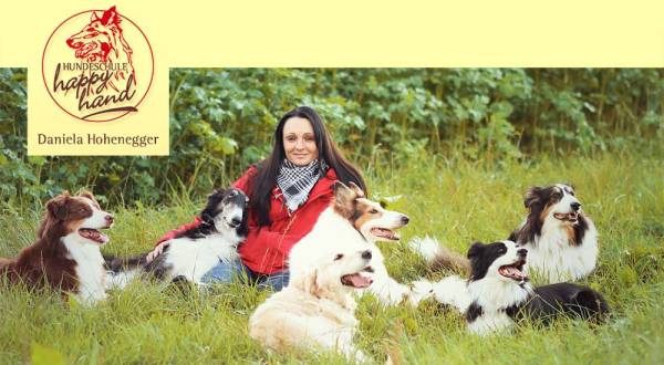 Daniela Hohenegger von "happyhand" mit Hunden auf der Wiese
